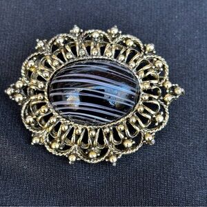 HOLLYWOOD Signed Gold Tone filigrana black striped stone Vintage Brooch 2 in.